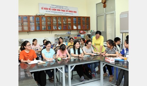 Female lecturers enthusiastic to scientific research - ảnh 2